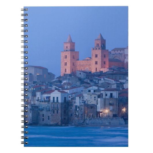 Italië, Sicilië, Cefalu, Uitzicht met Duomo uit Notitieboek (Voorkant)