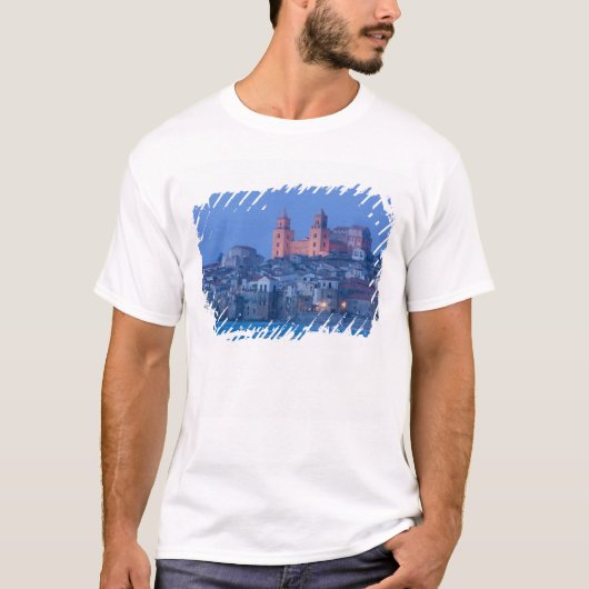 Italië, Sicilië, Cefalu, Uitzicht met Duomo uit T-shirt (Voorkant)