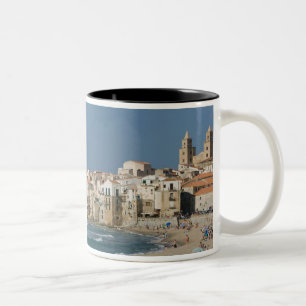 Italië, Sicilië, Cefalu, Uitzicht met Duomo uit Tweekleurige Koffiemok