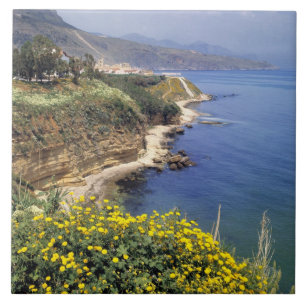 Italië, Sicilië. De noordkust van Sicilië in Tegeltje