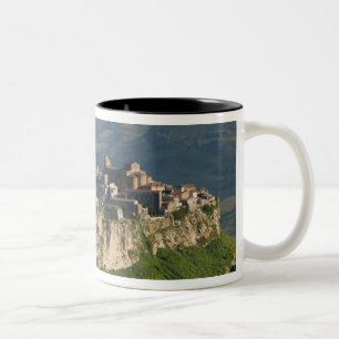 Italië, Sicilië, Enna, Calascibetta, ochtendbeeld  Tweekleurige Koffiemok