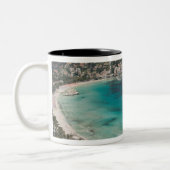 Italië, Sicilië, Mondello, Uitzicht van het strand Tweekleurige Koffiemok (Links)