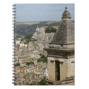 ITALIË, Sicilië, RAGUSA IBLA: Gezicht op stad en S Notitieboek
