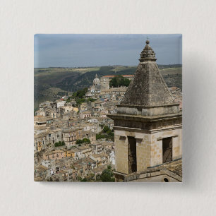 ITALIË, Sicilië, RAGUSA IBLA: Gezicht op stad en S Vierkante Button 5,1 Cm