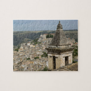 ITALIË, Sicilië, RAGUSA IBLA: Stadsgezicht en Sant Legpuzzel