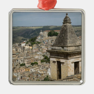 ITALIË, Sicilië, RAGUSA IBLA: Stadsgezicht en Sant Metalen Ornament