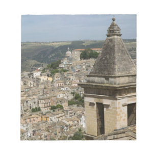 ITALIË, Sicilië, RAGUSA IBLA: Stadsgezicht en Sant Notitieblok