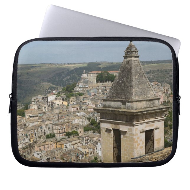 ITALIË, Sicilië, RAGUSA IBLA: Uitzicht van de stad Laptop Sleeve (Voorkant)