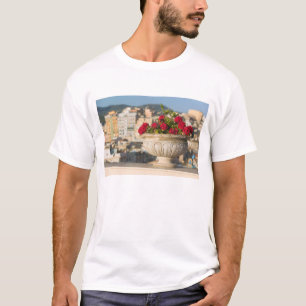 Italië, Sicilië, Termini Imerese, Uitzicht & Bloem T-shirt