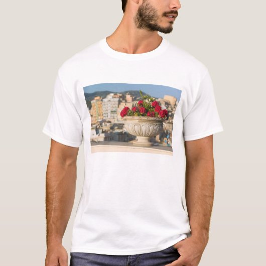 Italië, Sicilië, Termini Imerese, Uitzicht en bloe T-shirt (Voorkant)