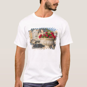 Italië, Sicilië, Termini Imerese, Uitzicht en bloe T-shirt