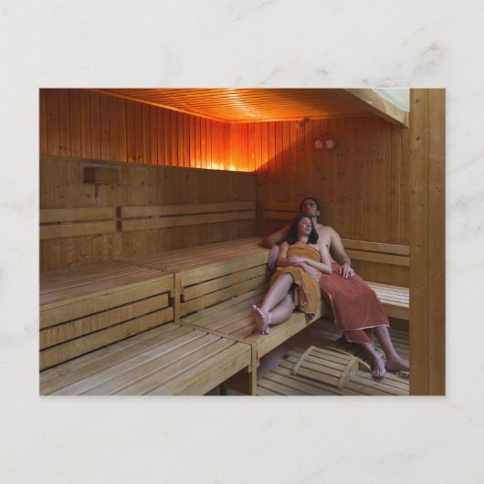 Italië, Toscane, jong stel ontspannend in sauna Briefkaart (Voorkant)