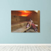 Italië, Toscane, jong stel ontspannend in sauna Canvas Afdruk (Insitu (Houten vloer))