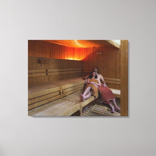 Italië, Toscane, jong stel ontspannend in sauna Canvas Afdruk (Voorkant)