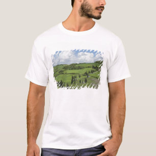 Italië, Toscane. La Foce. Een gebogen weg slingert T-shirt