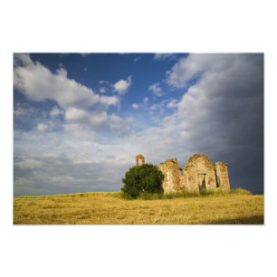 Italië, Toscane, ruïne van oude kerk in Toscane. Foto Afdruk