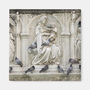 Italië, Toscane, Siena. Standbeelden en vogels op Magneet