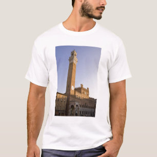 Italië, Toscane, Siena. Torre del Mangia op T-shirt