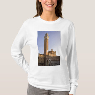 Italië, Toscane, Siena. Torre del Mangia op T-shirt