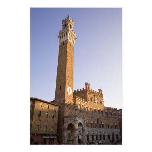 Italië, Toscane, Sienna. Torre del Mangia op Foto Afdruk (Voorkant)