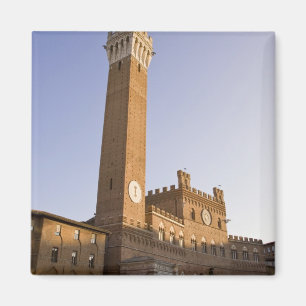 Italië, Toscane, Sienna. Torre del Mangia op Magneet