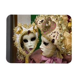 Italië, Venetië, Buraneiland. Vrouw gekleed in Magneet