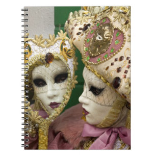 Italië, Venetië, Burano-eiland. Vrouw gekleed in Notitieboek
