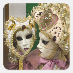 Italië, Venetië, Burano-eiland. Vrouw gekleed in Vierkante Sticker