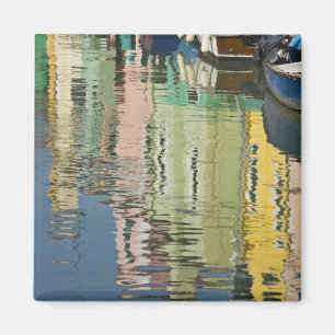 Italië, Venetië, Burano. Kleurrijke huizen langs Magneet
