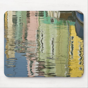 Italië, Venetië, Burano. Kleurrijke huizen langs Muismat