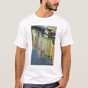 Italië, Venetië, Burano. Meerkleurige huizen lan T-shirt