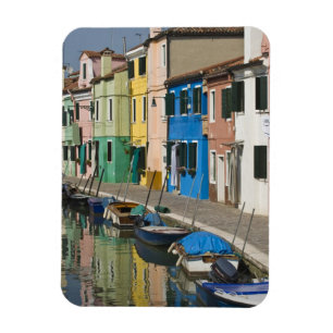 Italië, Venetië, Burano. Meerkleurige huizen langs Magneet