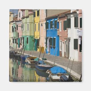Italië, Venetië, Burano. Meerkleurige huizen langs Magneet
