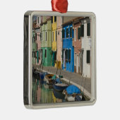 Italië, Venetië, Burano. Meerkleurige huizen langs Metalen Ornament (Rechts)