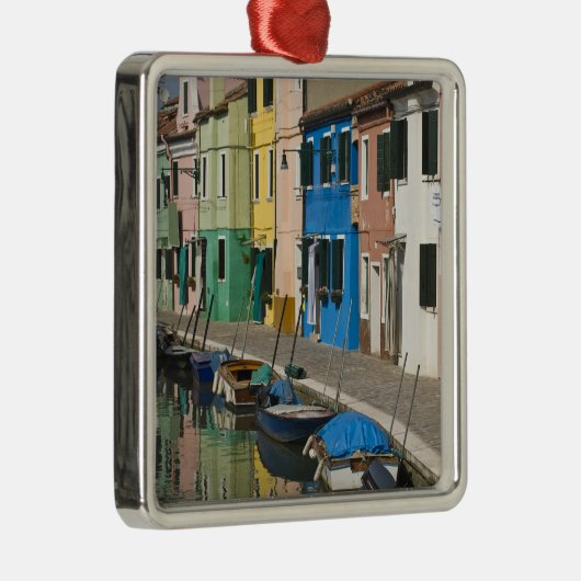 Italië, Venetië, Burano. Meerkleurige huizen langs Metalen Ornament (Rechts)