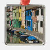 Italië, Venetië, Burano. Meerkleurige huizen langs Metalen Ornament (Voorkant)