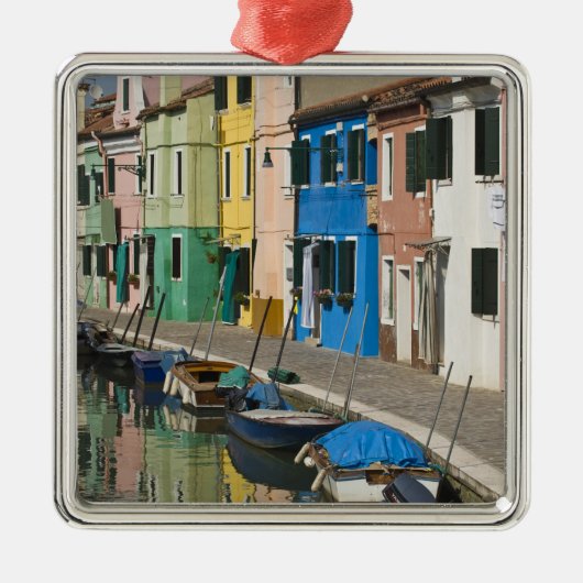 Italië, Venetië, Burano. Meerkleurige huizen langs Metalen Ornament (Voorkant)