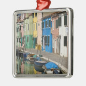 Italië, Venetië, Burano. Meerkleurige huizen langs Metalen Ornament (Links)