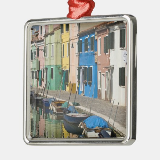 Italië, Venetië, Burano. Meerkleurige huizen langs Metalen Ornament (Links)