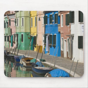 Italië, Venetië, Burano. Meerkleurige huizen langs Muismat