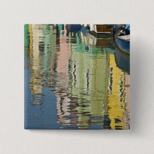 Italië, Venetië, Burano. Meerkleurige huizen langs Vierkante Button 5,1 Cm