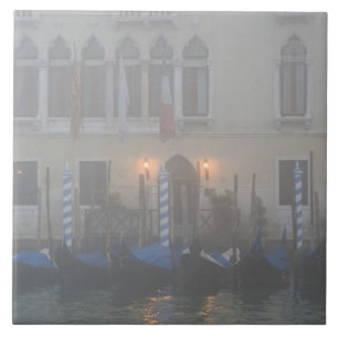 Italië, Venetië. Een rij gondels gezien door Tegeltje
