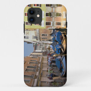 Italië, Venetië, gondels afgemeerd langs kanaal iPhone 11 Hoesje