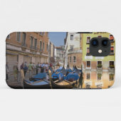 Italië, Venetië, gondels afgemeerd langs kanaal Case-Mate iPhone Case (Achterkant (horizontaal))