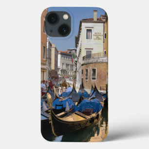 Italië, Venetië, gondels afgemeerd langs kanaal iPhone 13 Hoesje