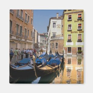 Italië, Venetië, gondels afgemeerd langs kanaal Magneet