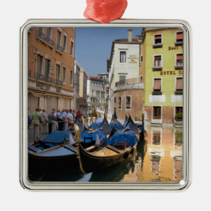 Italië, Venetië, gondels afgemeerd langs kanaal Metalen Ornament
