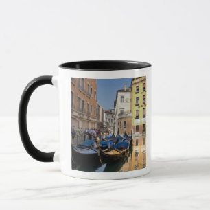 Italië, Venetië, gondels afgemeerd langs kanaal Mok