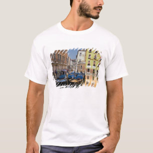 Italië, Venetië, gondels afgemeerd langs kanaal T-shirt