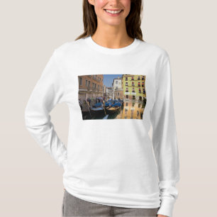 Italië, Venetië, gondels afgemeerd langs kanaal T-shirt